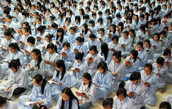 Phật tử trẻ tụng kinh - Ảnh: Chùa Hoằng Pháp